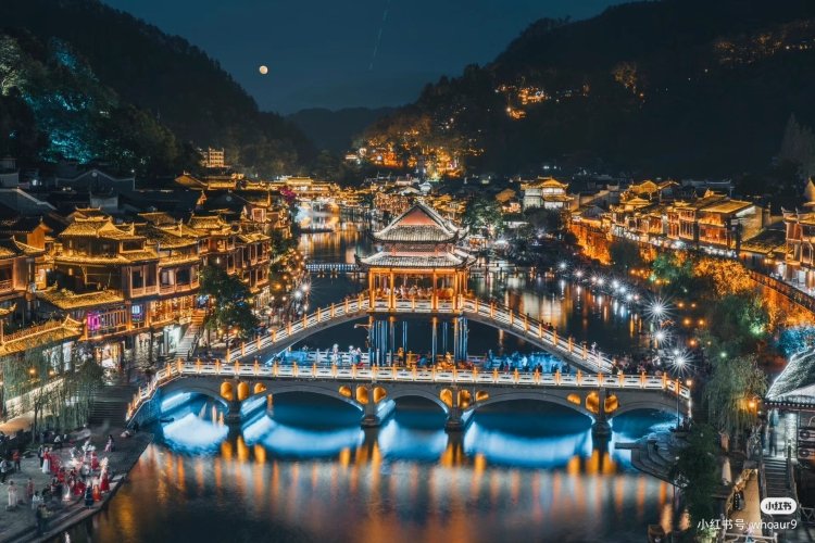 韶山·张家界国家森林公园·天门山·芙蓉镇·凤凰古城&沱江泛舟·双高/双飞6天5晚（10月13日、20日、27日开班·25人自组班·2+1保姆超级座驾）
